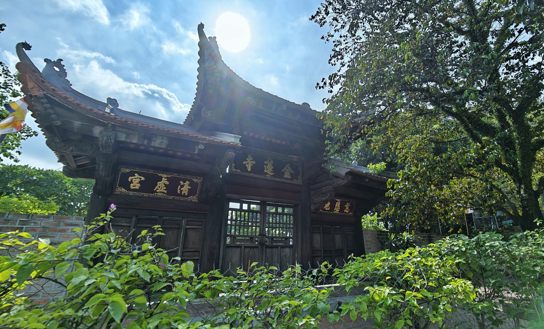 chùa Kim Liên một ngày nắng